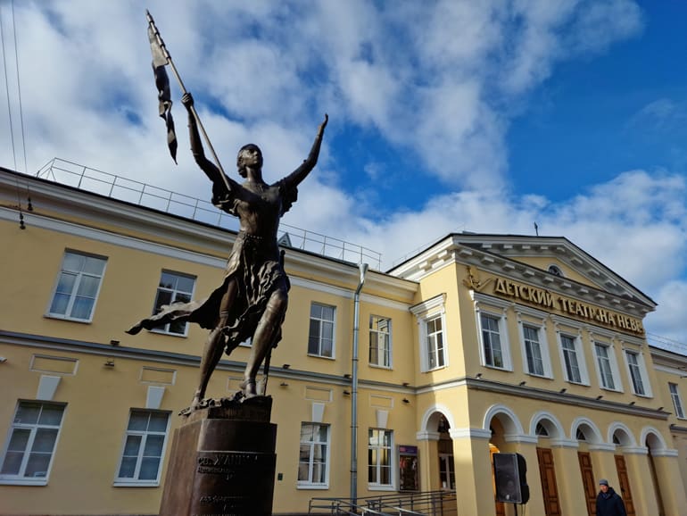 В Санкт-Петербурге открыли памятник Жанне д’Арк, подаренный городу французами