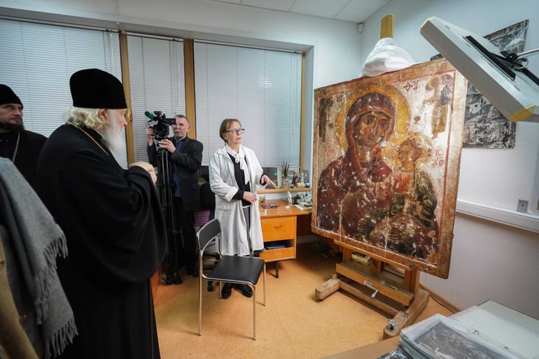 Патриарх Кирилл осмотрел условия хранения иконы Андрея Рублева «Троица»