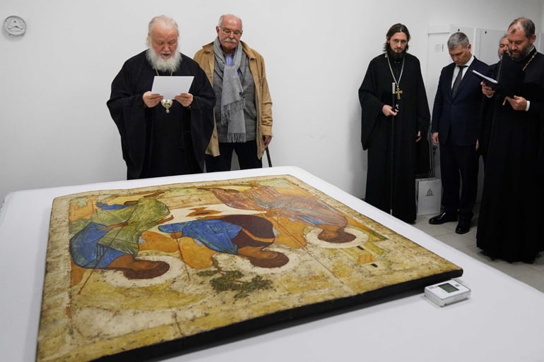 Патриарх Кирилл осмотрел условия хранения иконы Андрея Рублева «Троица»