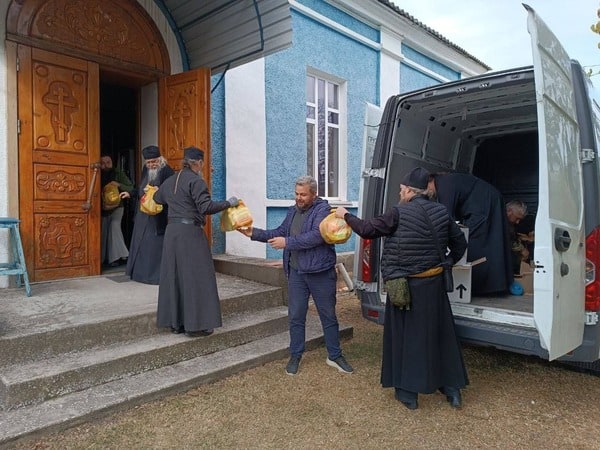 Епископ Верейский Пантелеимон посетил мирных жителей в зоне конфликта и передал им гуманитарную помощь