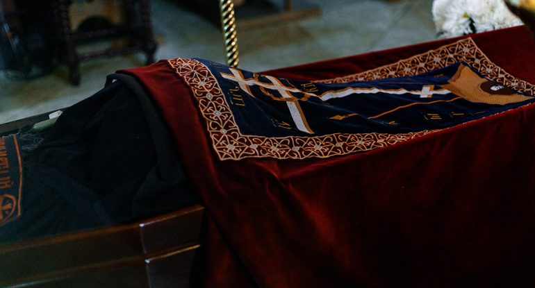 Почему во время отпевания и похорон лицо священнослужителя закрывают материей?