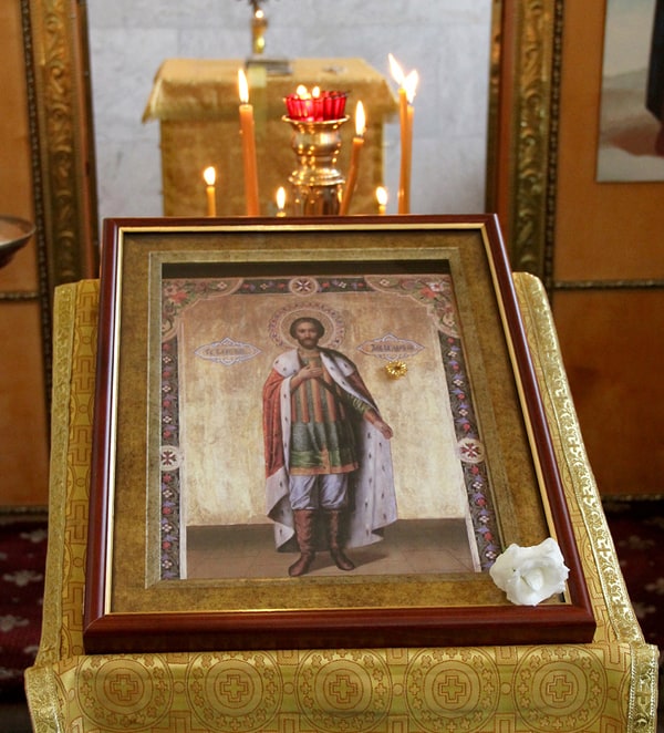 В храме на Ленинградском вокзале Москвы теперь можно приложиться к мощам святого Александра Невского и помолиться у его иконы