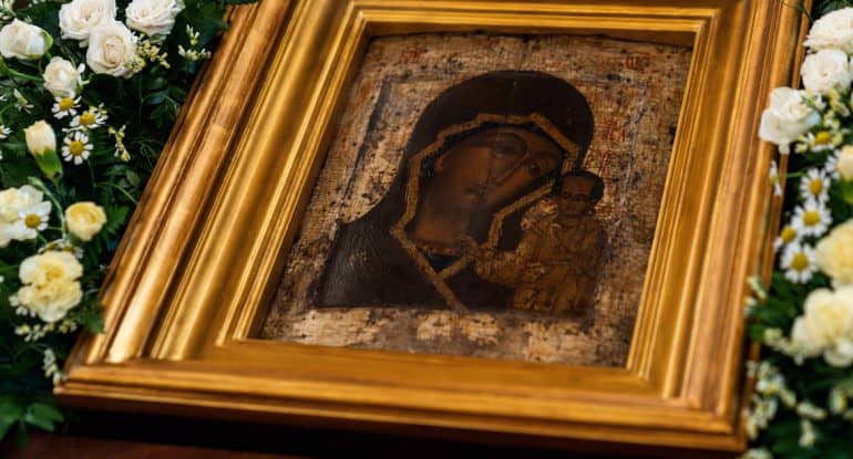 Патриарх Кирилл явил обретенную чудотворную Казанскую икону Божией Матери, перед которой молились Минин и Пожарский
