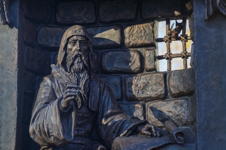 В Нижнем Новгороде открыли памятник святому патриарху Ермогену: он пишет из темницы призыв освободить Русь от интервентов
