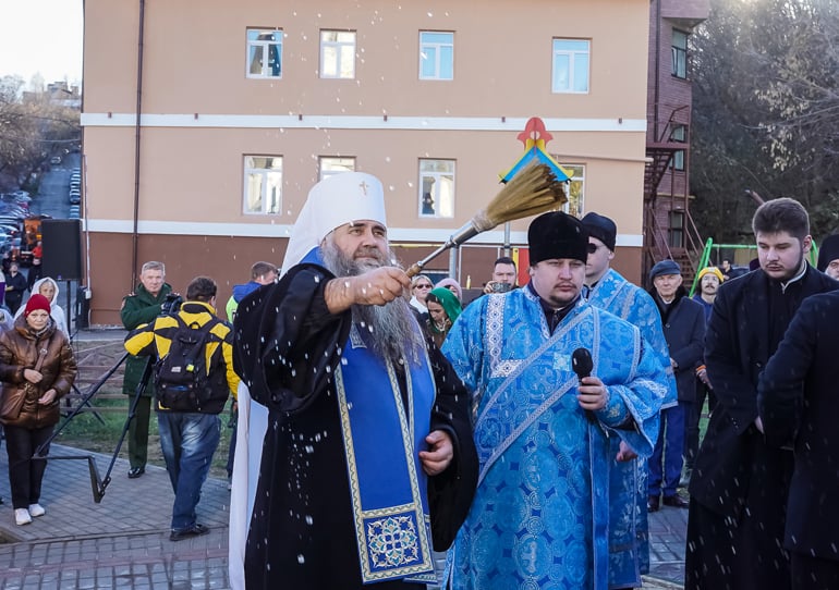 В Нижнем Новгороде открыли памятник святому патриарху Ермогену: он пишет из темницы призыв освободить Русь от интервентов