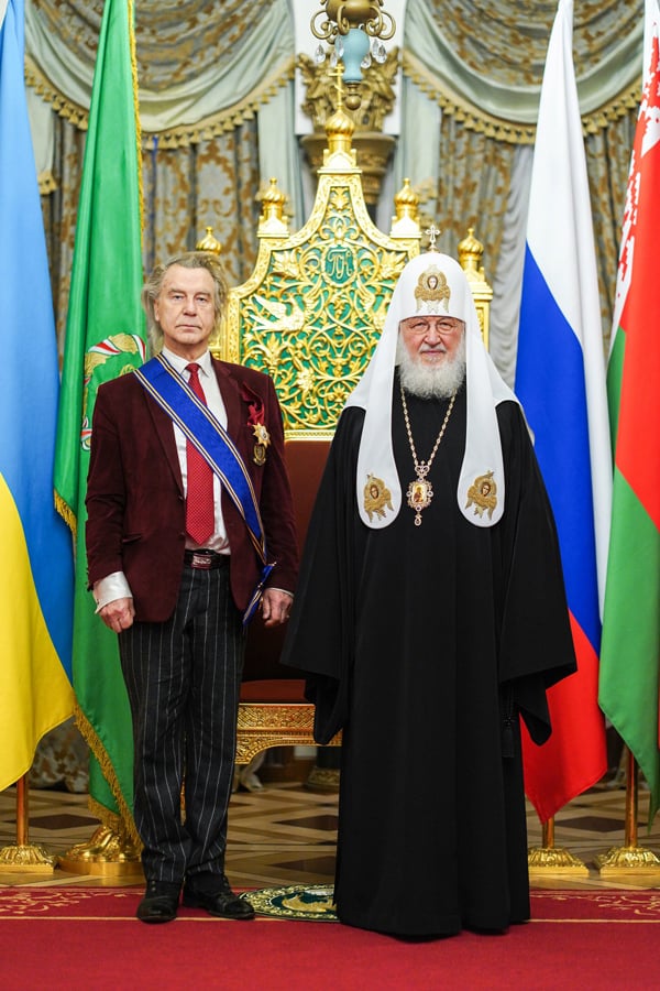 Патриарх Кирилл вручил художнику Александру Шилову самую высокую церковную награду для деятелей искусств