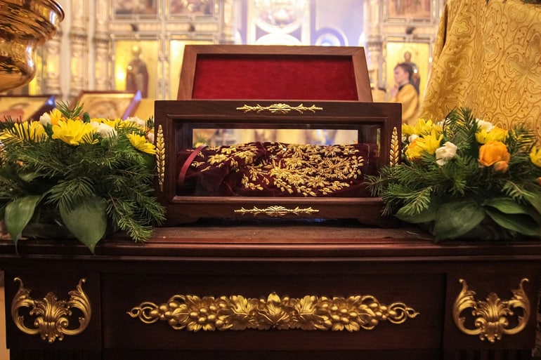В главный собор Челябинска из Греции принесли башмачок с мощей святителя Спиридона Тримифунтского