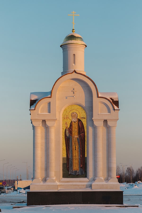 Киот с иконами Богородицы и преподобного Серафима Саровского открыли на трассе М-12