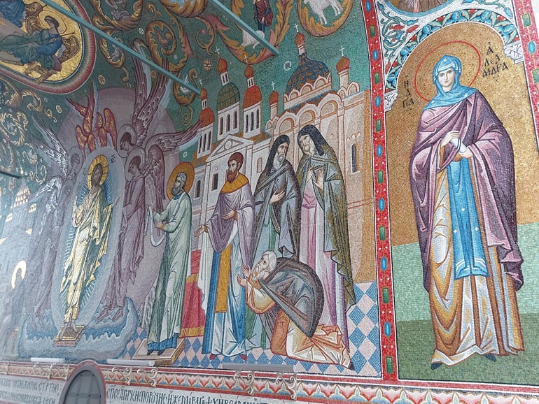 Колокольню Серафимо-Дивеевского монастыря украсили мозаичным панно
