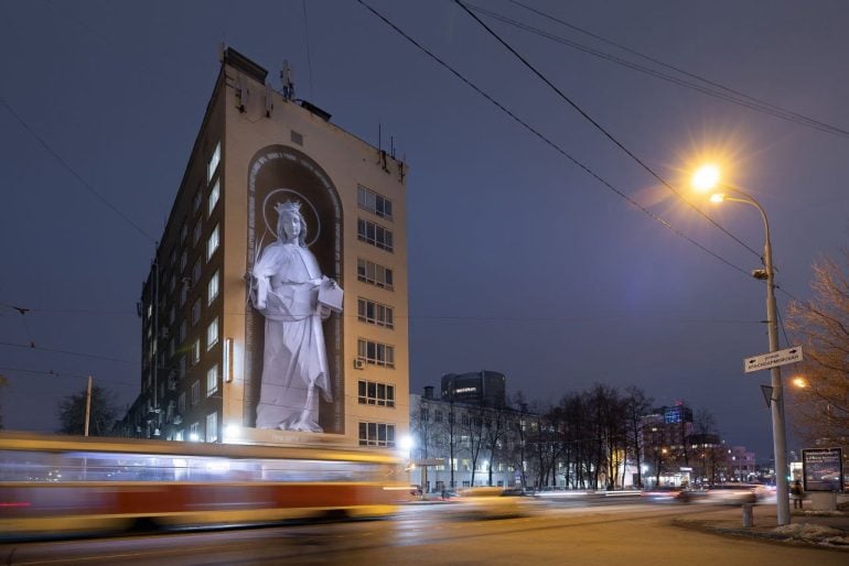 Огромное изображение святой Екатерины появилось на стене дома в Екатеринбурге