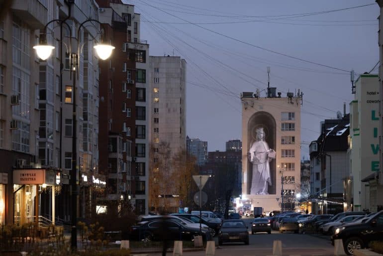 Огромное изображение святой Екатерины появилось на стене дома в Екатеринбурге