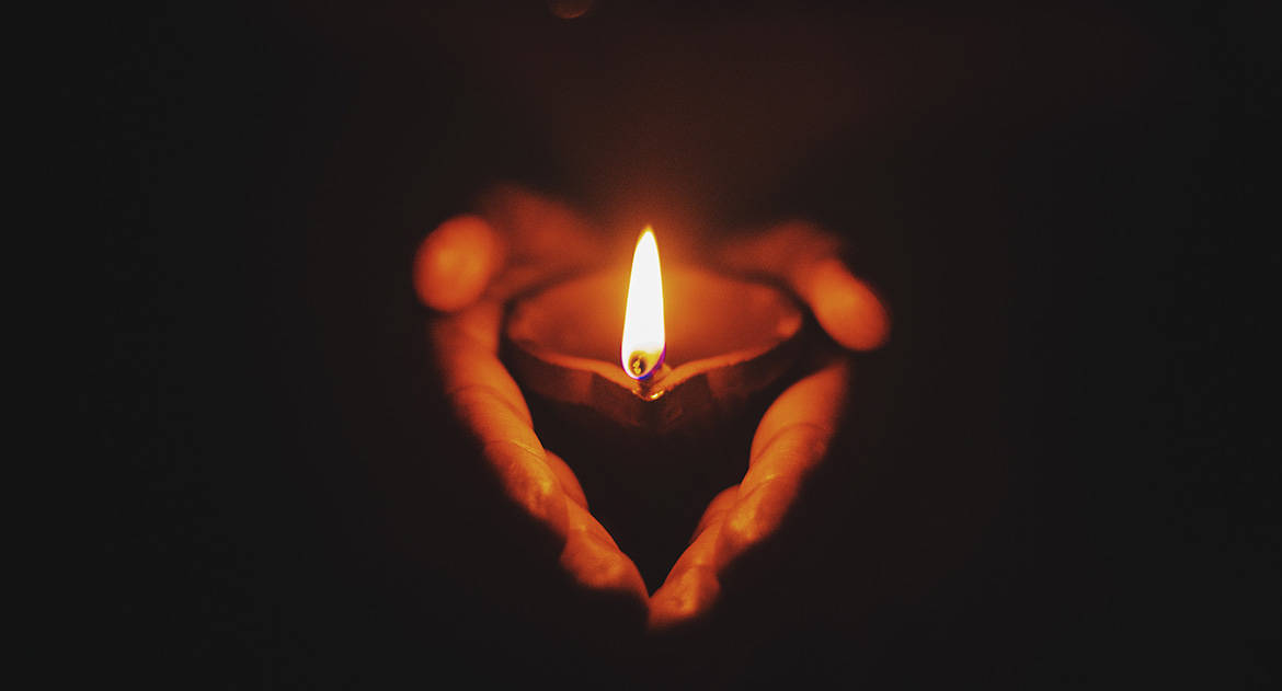 Погиб брат. Как правильно жечь свечи и молиться?