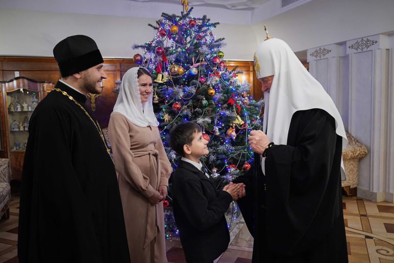 Патриарх Кирилл встретился с мальчиком, который до 6 лет не мог ходить и «вынес все» молитвами святителя Луки Крымского
