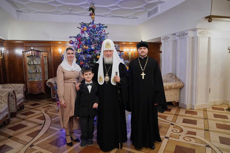 Патриарх Кирилл встретился с мальчиком, который до 6 лет не мог ходить и «вынес все» молитвами святителя Луки Крымского