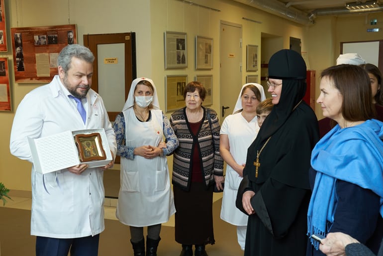 Филиалу больницы святителя Алексия передали икону, которой святая Елизавета Федоровна благословила создание протезного завода