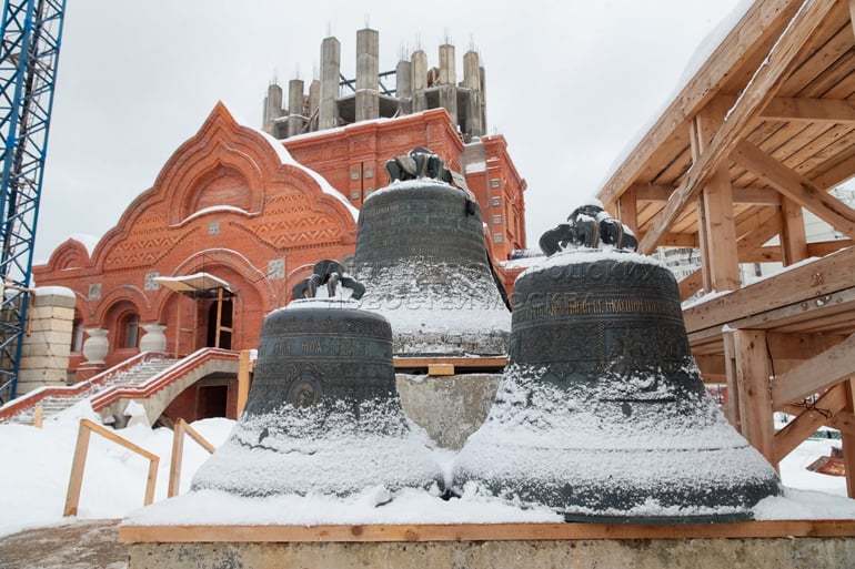 На храм, возводимый в память о погибших военкорах, установили три самых больших колокола будущей звонницы