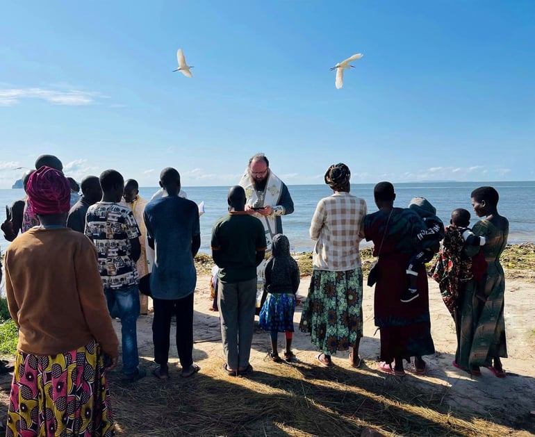 Епископ Зарайский Константин совершил массовое крещение в водах озера Виктория в Танзании