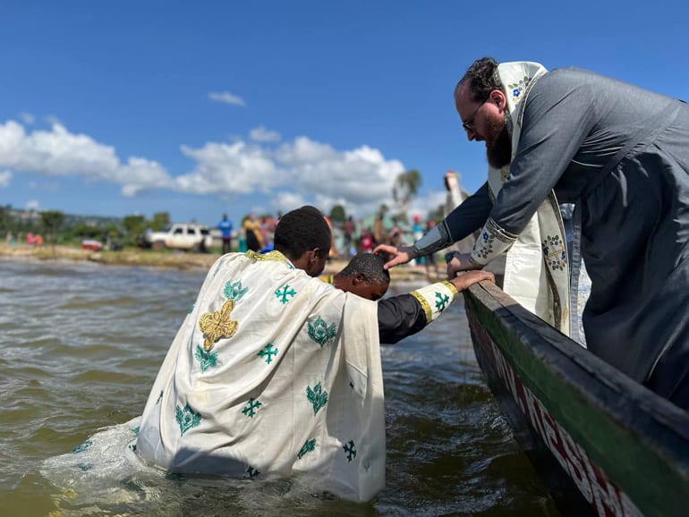Епископ Зарайский Константин совершил массовое крещение в водах озера Виктория в Танзании