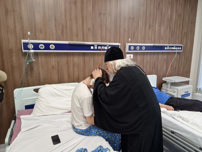 Епископ Верейский Пантелеимон навестил в больнице людей, пострадавших при теракте в «Крокус Сити Холле»