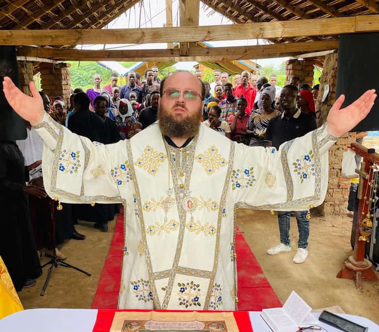 Епископ Зарайский Константин крестил в одном из селений Танзании 30 местных жителей