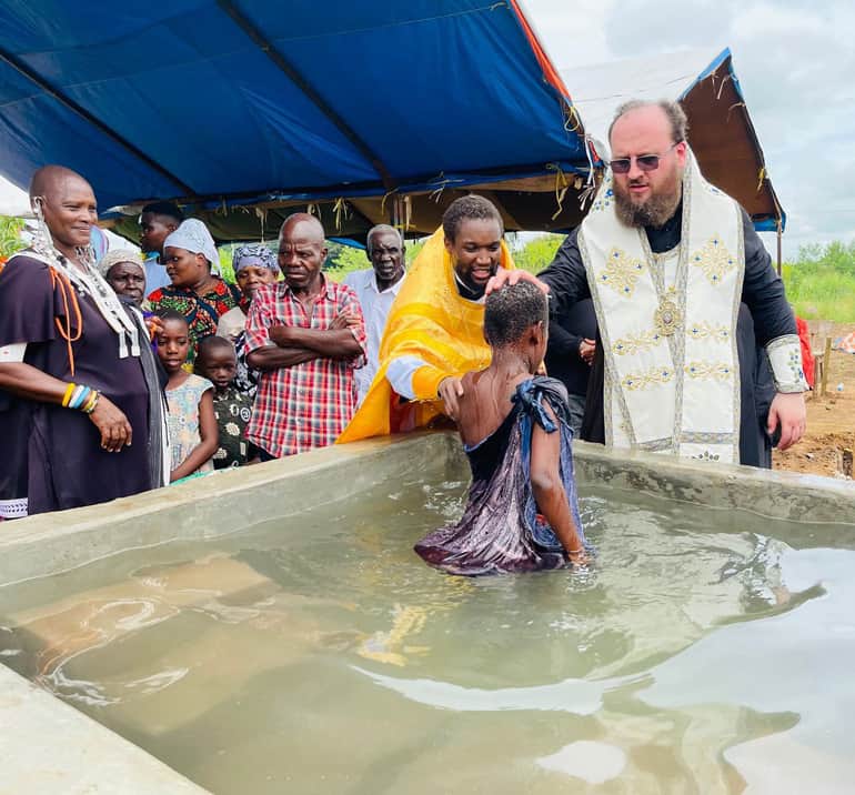 Епископ Зарайский Константин крестил в одном из селений Танзании 30 местных жителей