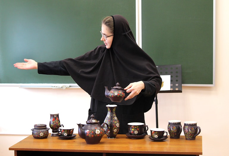 В Николо-Сольбинском монастыре провели мастер-класс для школьников по росписи уникальной керамики