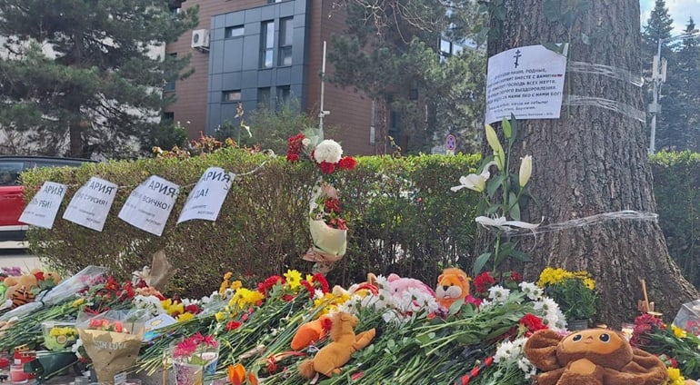 К Подворью Русской Церкви и Посольству в Софии болгары несут цветы в память о жертвах теракта в «Крокус Сити Холле»