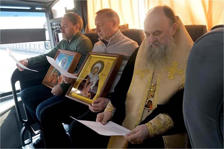 Санкт-Петербург объехали с молитвами и иконами