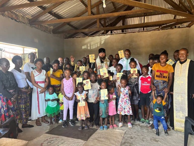 Патриарший экзарх Африки крестил в одном из городов Замбии 16 человек