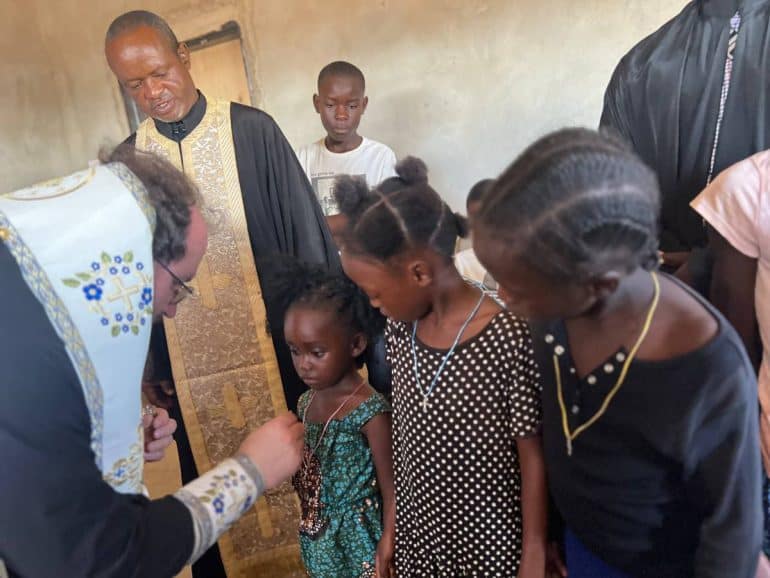 Патриарший экзарх Африки крестил в одном из городов Замбии 16 человек