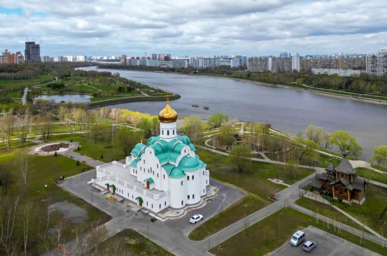 Патриарх Кирилл освятил в Москве храм, который до своей трагической гибели помогал строить меценат Михаил Абрамов