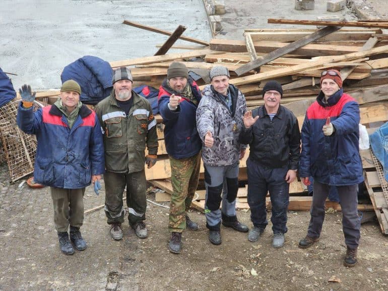 Уже 200 домов нуждающихся в Мариуполе отремонтировали православные добровольцы