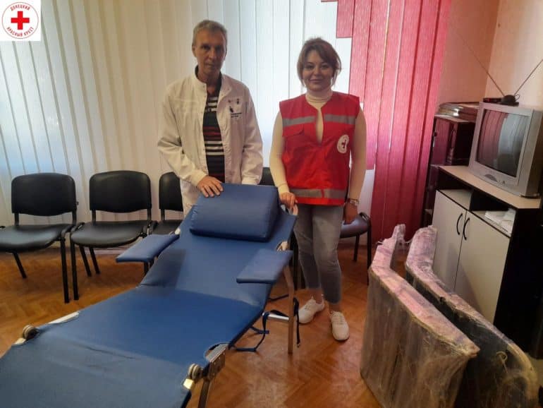 Церковь передала в Донецк специальные кресла для проведения донорских акций