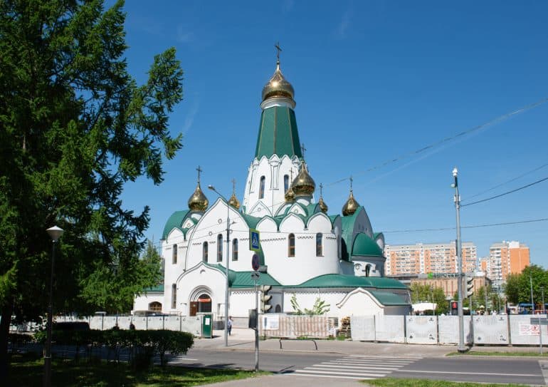 При самом крупном храме на востоке Москвы появились детские и спортивные площадки