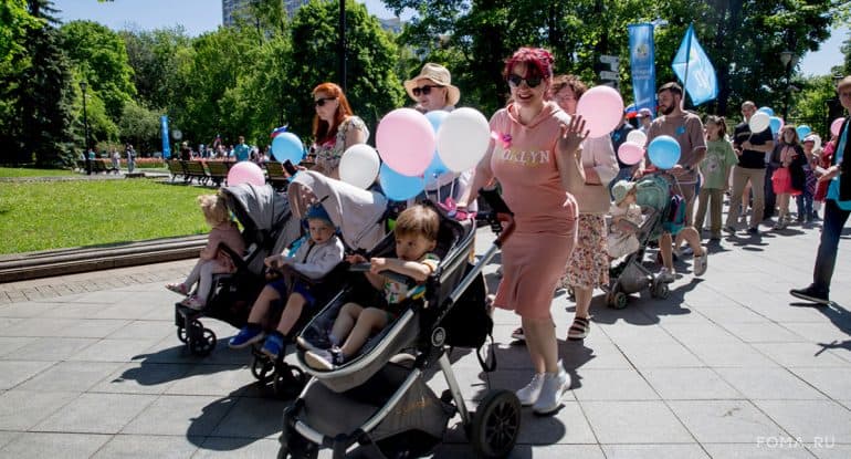 На парад всей семьей: в Москве прошло уникальное шествие родителей с детьми