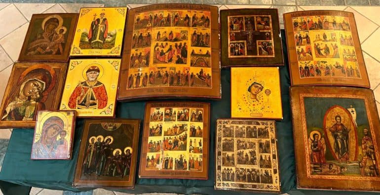 Таможенники спасли от вывоза из России 13 икон и вернули их Церкви