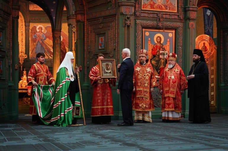 Патриарх Кирилл подарил Андрею Белоусову старинный список Тихвинской иконы Божией Матери