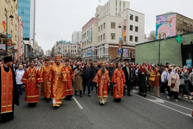 Около 3 000 верующих прошли Пасхальным крестным ходом по центру Владивостока