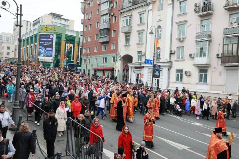Около 3 000 верующих прошли Пасхальным крестным ходом по центру Владивостока