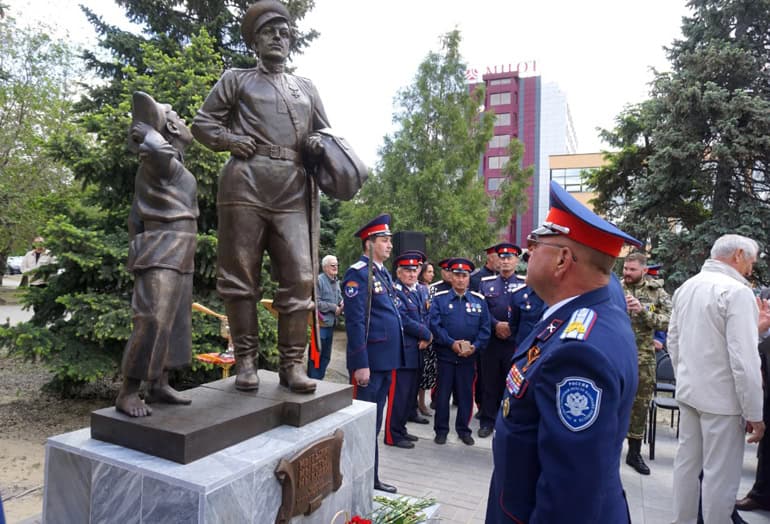 Встретились отец и сын: в городе Волжский открыли памятник российскому казачеству