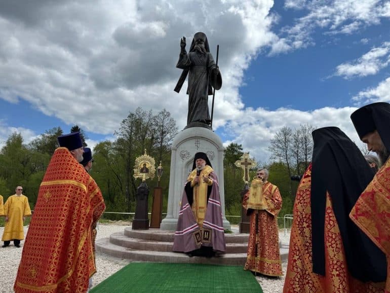 Во Владимирской области открыли памятник составителю службы всем русским святым