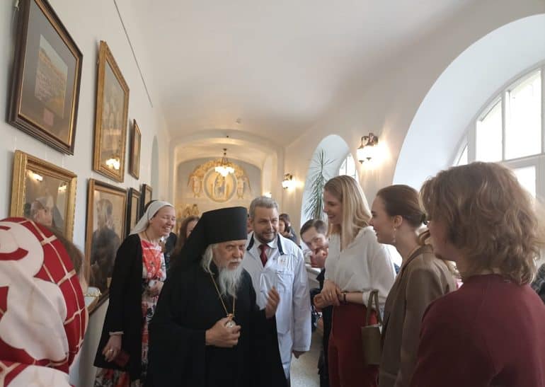 В больнице святителя Алексия открылась выставка картин Сергея Андрияки и его трех дочерей