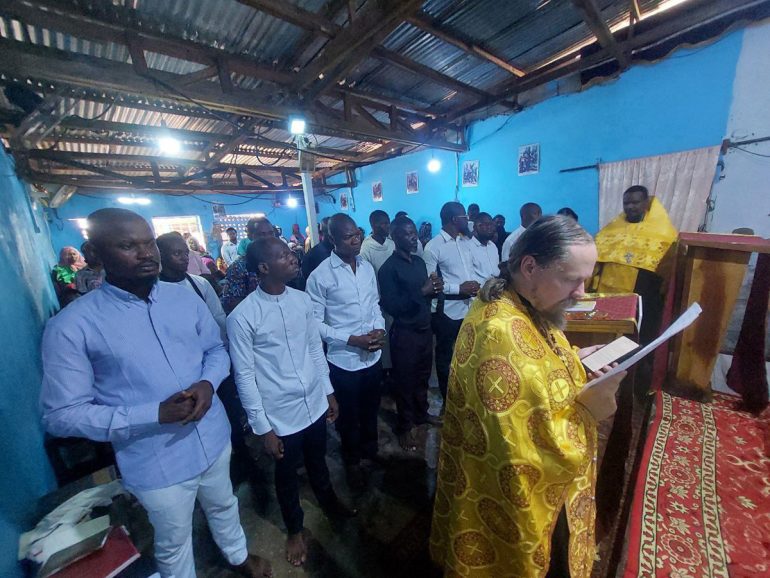 В Камеруне к Русской Православной Церкви присоединились 15 человек из неканонической структуры