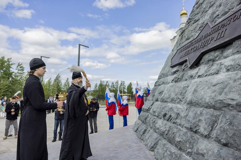 В Кемерове открыли памятник императору Александр III в благодарность за его решение построить Транссиб
