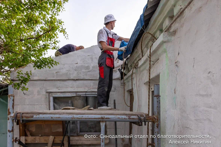 Церковные волонтеры начали восстанавливать частные дома нуждающихся людей в Донецке, Горловке и Лисичанске: из-за большого количества просьб нужны еще добровольцы