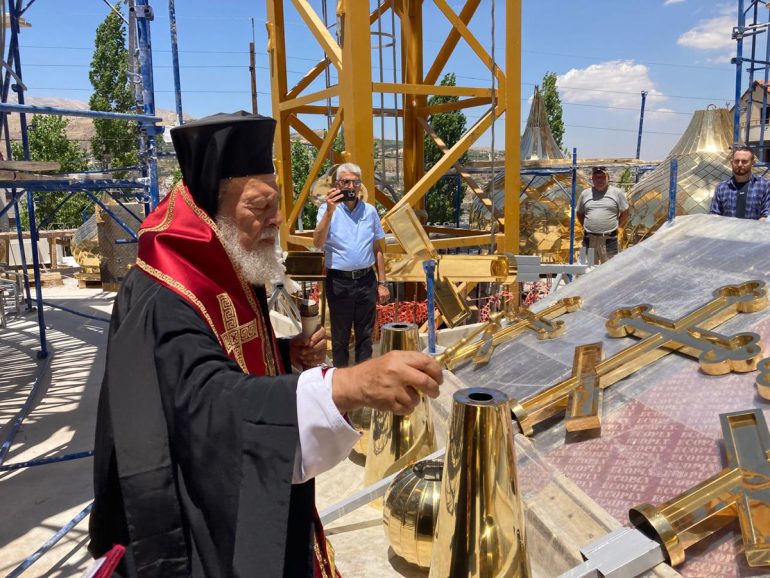 Освящены кресты для ливанского храма, который помогает строить Русская Церковь