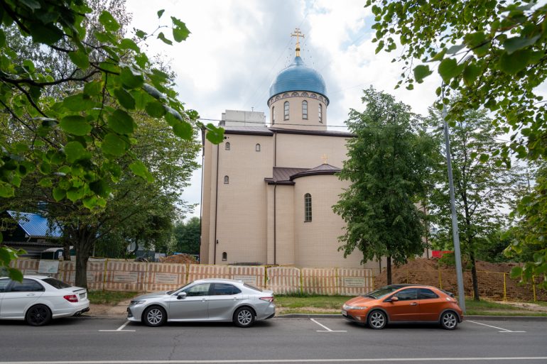 Храм в стилистике псковской архитектуры и с уникальным иконостасом сдадут в Зябликове в сентябре