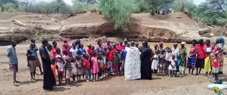Свыше 80 человек приняли крещение в православную веру в одном из селений Кении