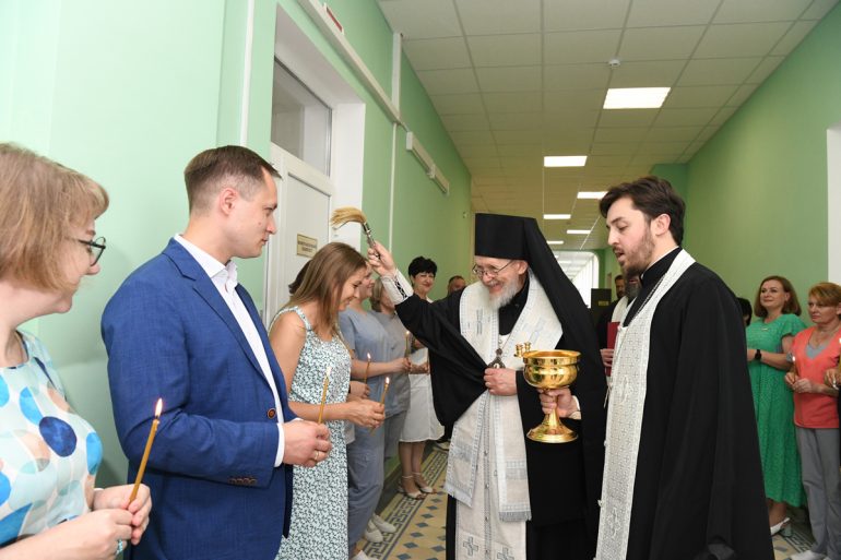 Епископ Балашихинский Николай передал реанимобиль медицинскому центру в Луганске