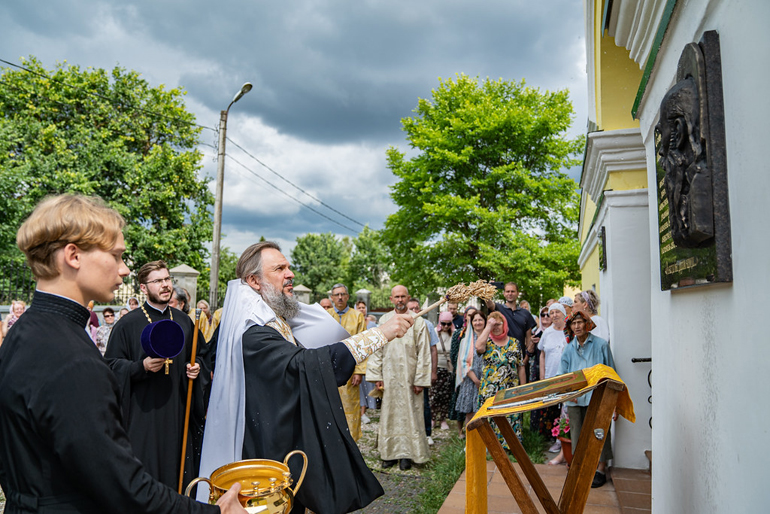 В честь священноисповедника Николая Лебедева освятили памятную доску на храме, в котором он служил